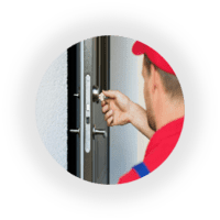 Serrurier qui intervient sur une serrure de porte d'entrée - AB Fermetures